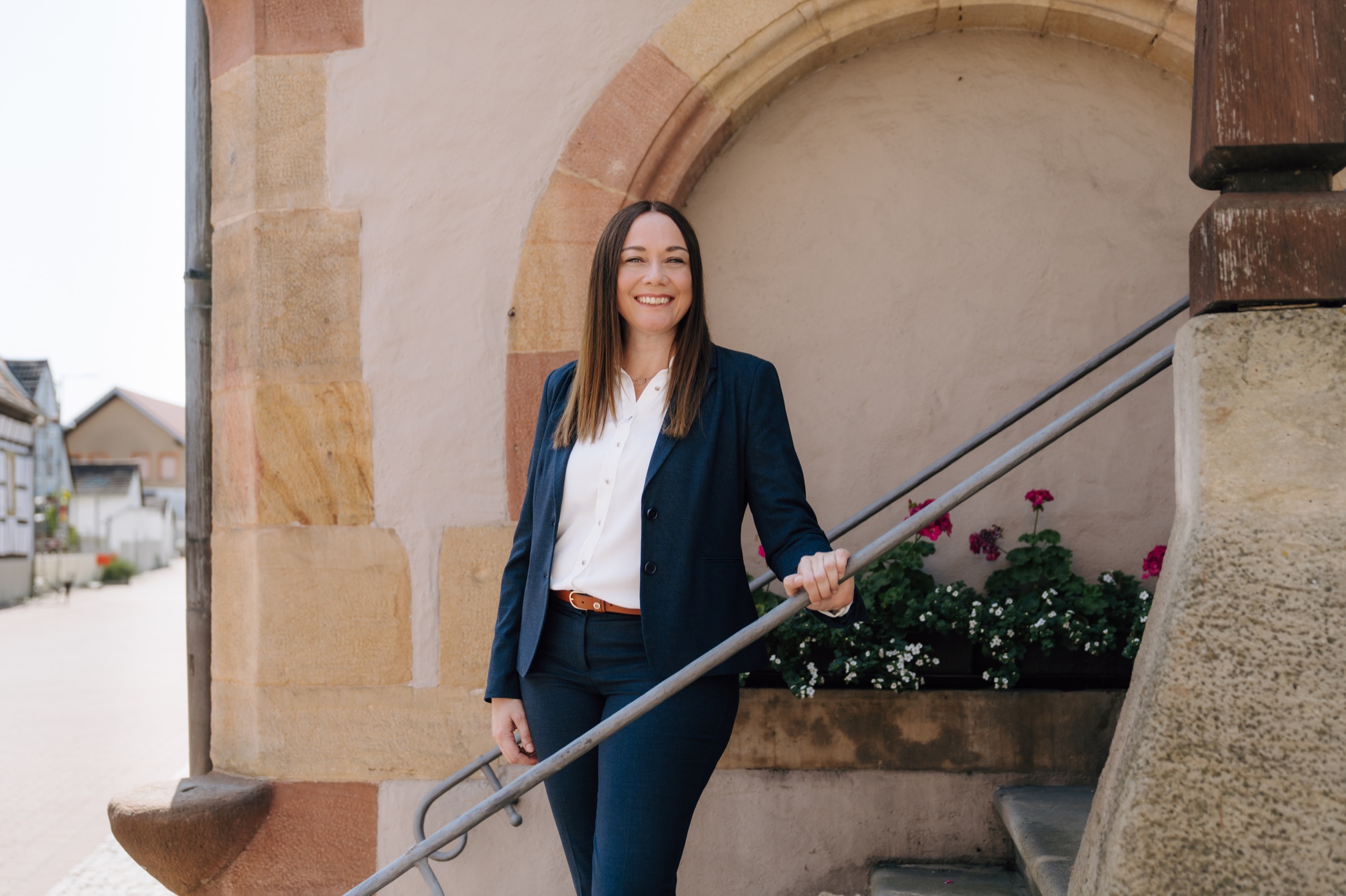 Laura Ehm vor einem historischen Gebäude in Schifferstadt